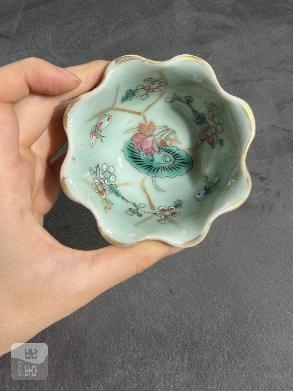 清同治粉青釉粉彩折枝花卉纹荷叶形杯 - 图8